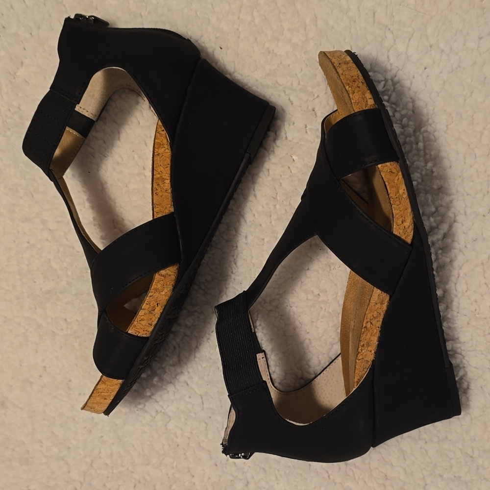 Adrienne Vittadini Black and Tan Wedge Sandals